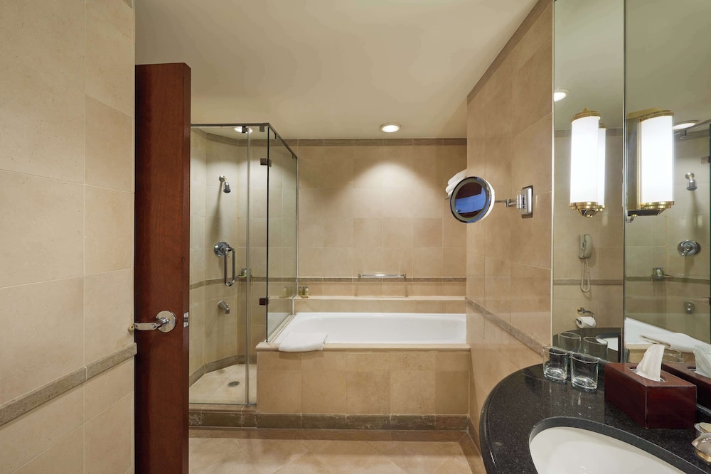 Suite, 1 Bedroom, Corner (1 King Bed, Nile View) thumbnail 6