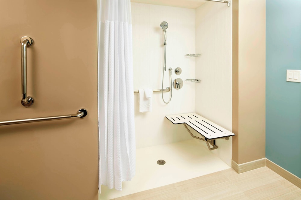 Queen Room with Two Queen Beds - Hearing Accessible thumbnail 6