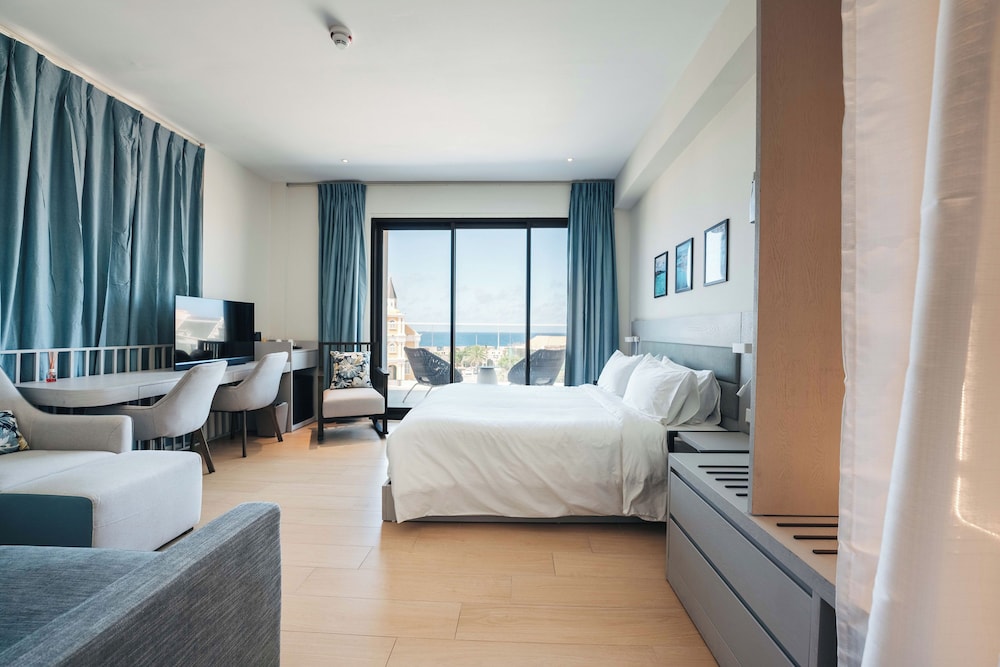 Executive Studio Suite, 1 King Bed with Sofa bed, Balcony, Ocean View photo 3