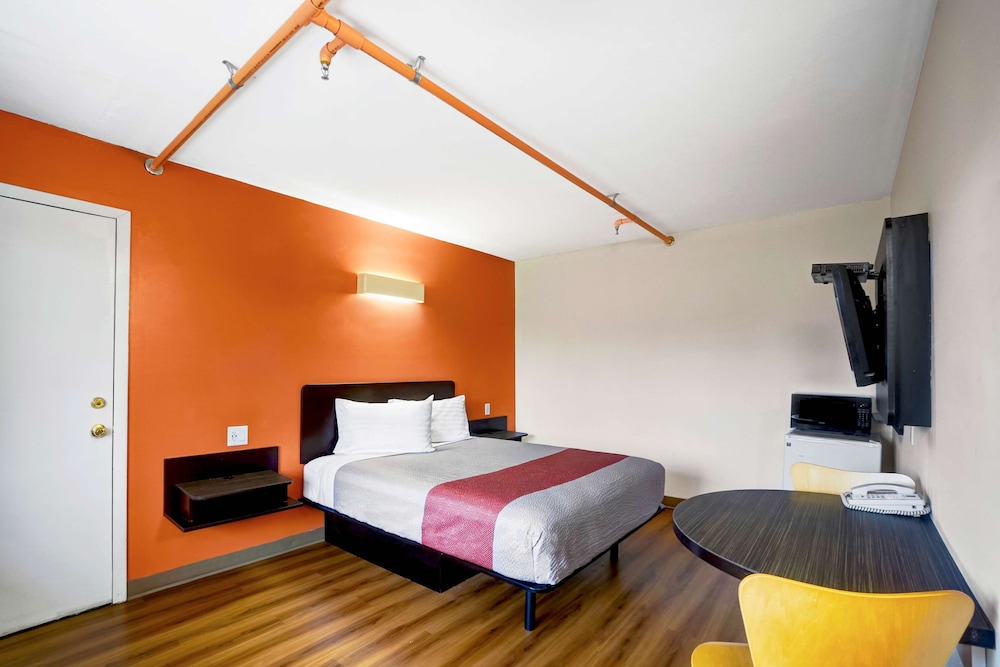 Standard Room, 1 Double Bed, Smoking, Refrigerator & Microwave photo 1