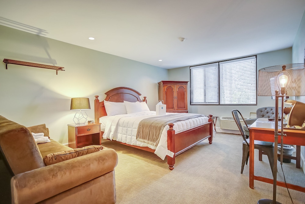 Room, 1 King Bed (Pine Lodge)