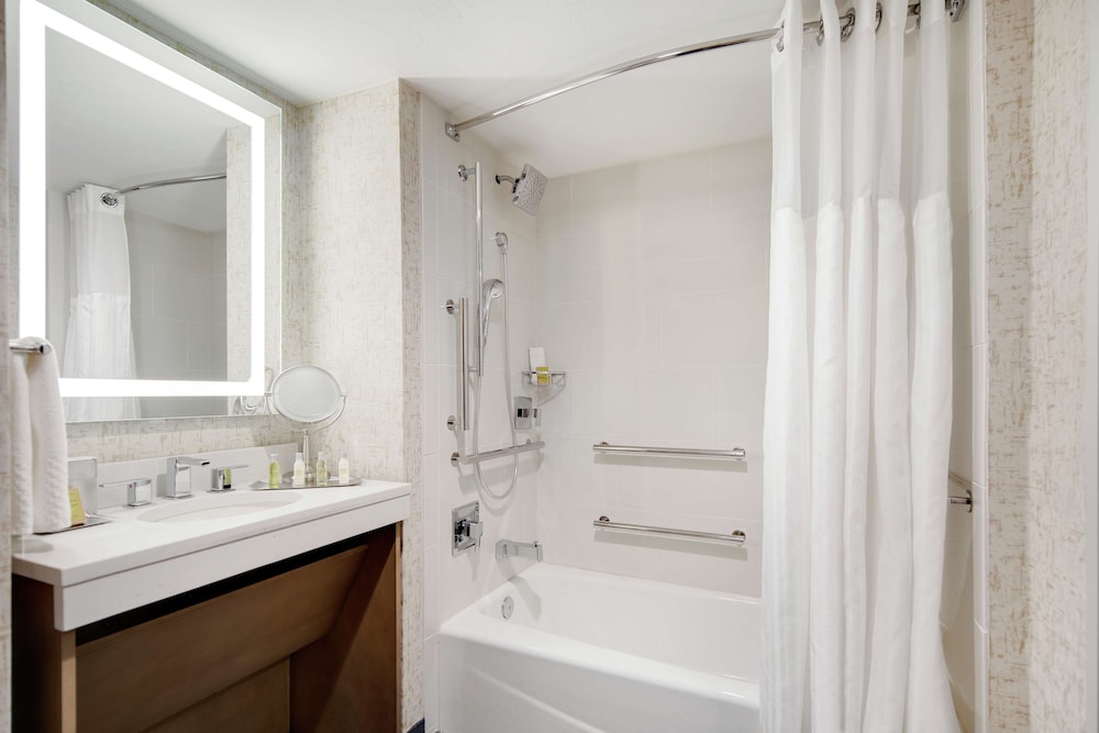Room, 1 Queen Bed, Accessible, Bathtub - Photo 6