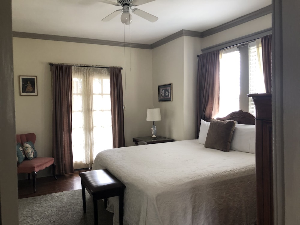 Upper Level King One Bedroom /Balcony #8