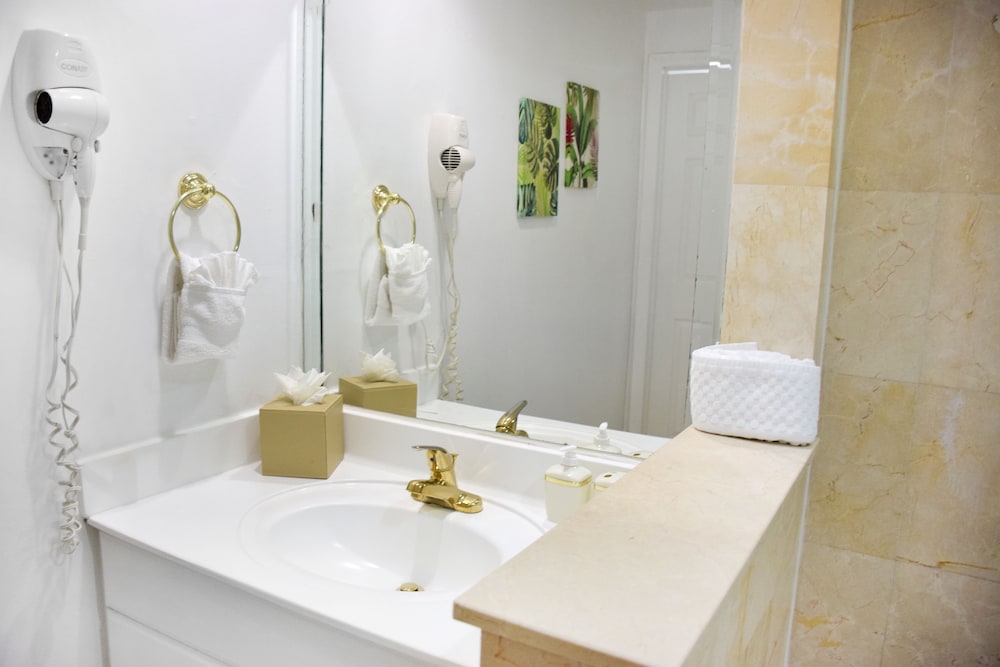 Signature Room, 1 King Bed, Ocean View - Photo 16