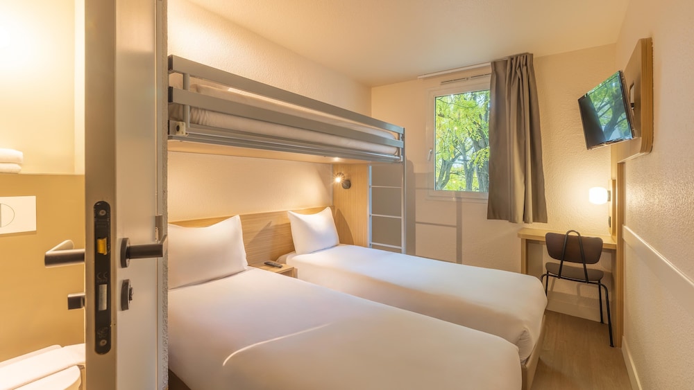 Standard Room, Multiple Beds - Photo 1