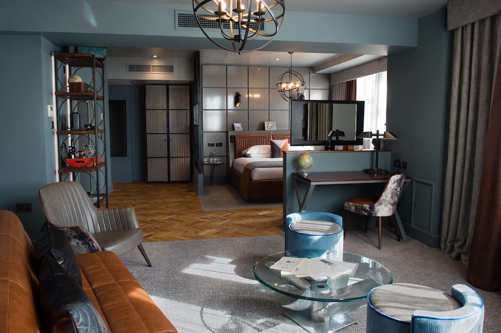Signature Suite - Photo 12