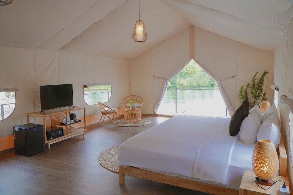 Signature Tent, 1 Queen Bed, Balcony, Lake View