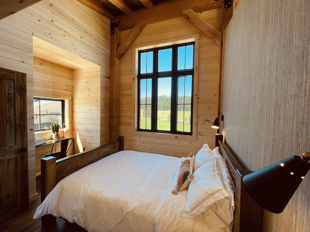 Luxury Cabin, 2 Queen Beds, Valley View photo 3
