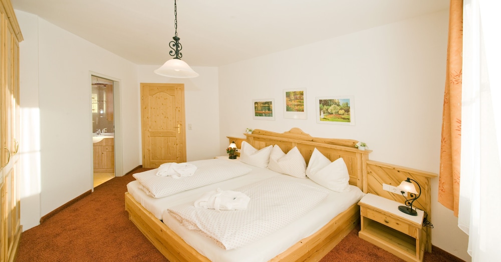 Apartment, 2 Bedrooms, Balcony, Mountain View photo 2