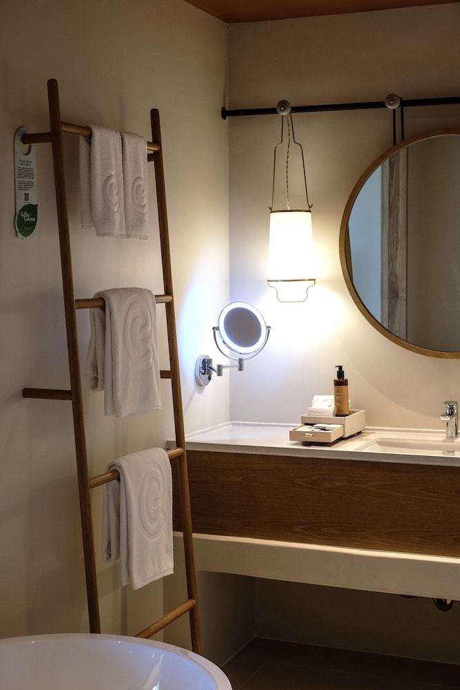 Deluxe Room, 1 King Bed (Premium) - Photo 9