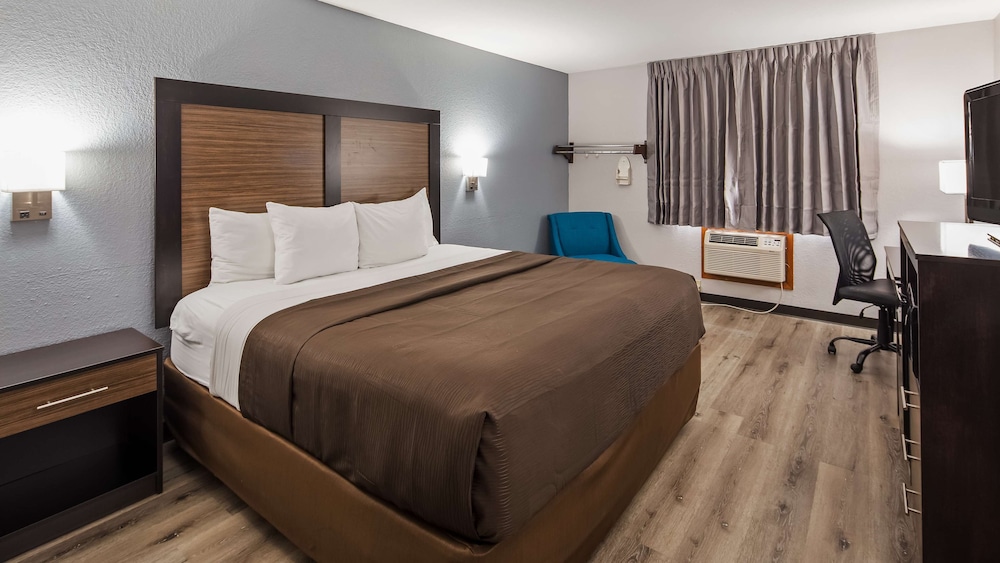 Suite, 1 King Bed, Non Smoking, Refrigerator & Microwave photo 1