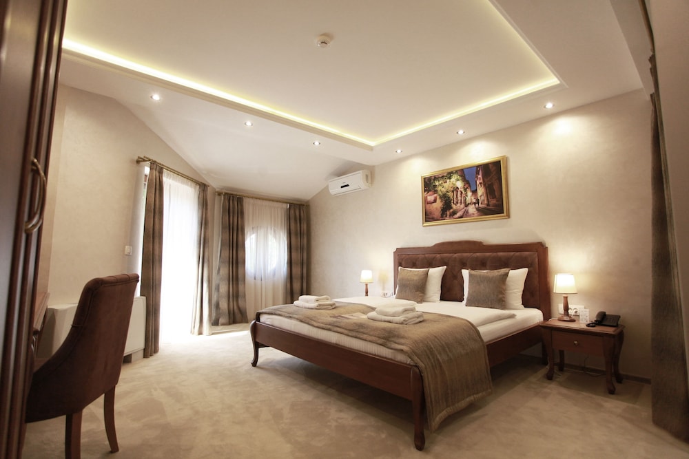 Deluxe Double Room (02)