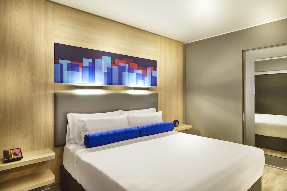 Deluxe Room, 1 King Bed photo 2