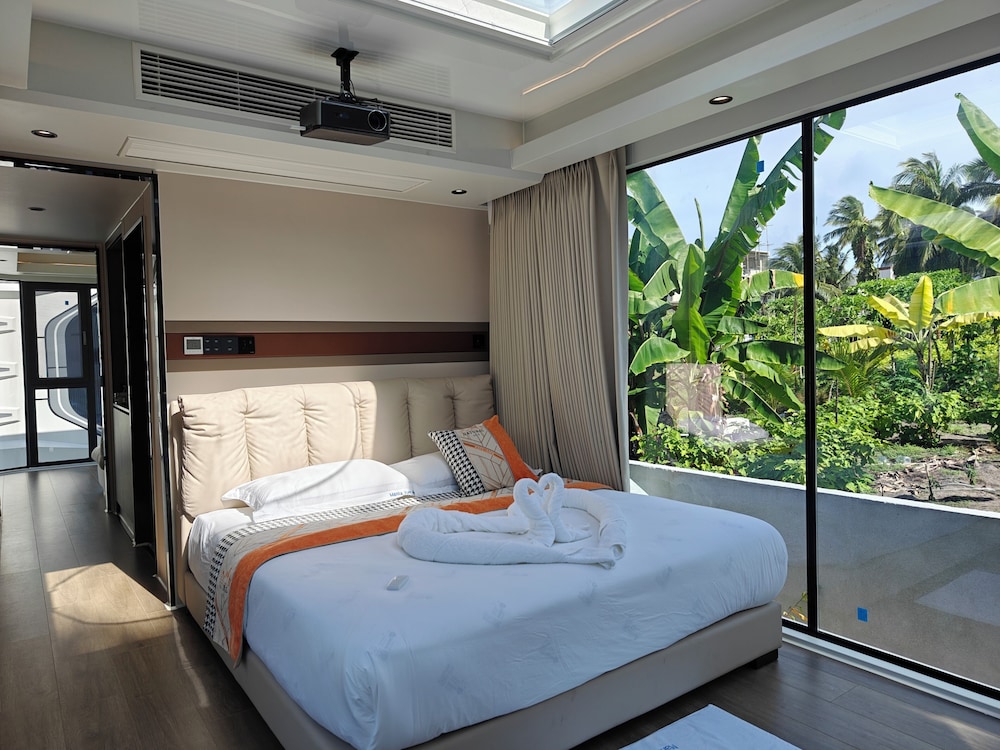Comfort Room, Garden View