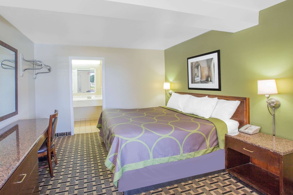 Room, 1 King Bed, Refrigerator, Poolside photo 3