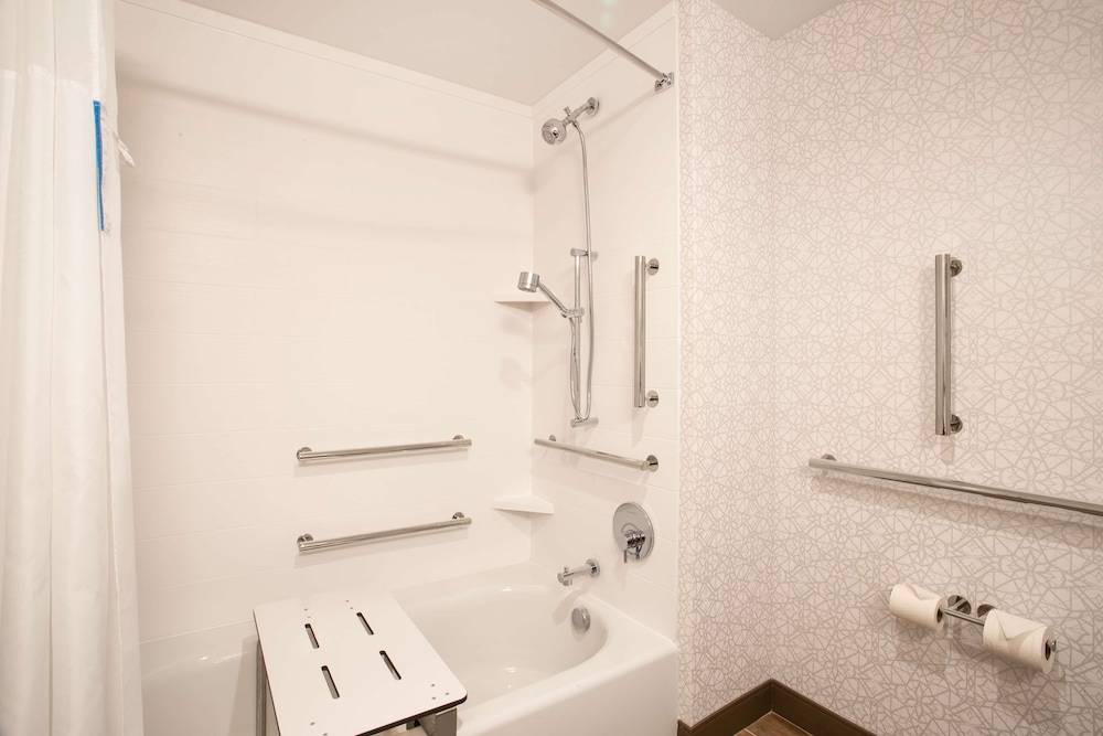 Room, 2 Queen Beds, Accessible, Bathtub - Photo 3