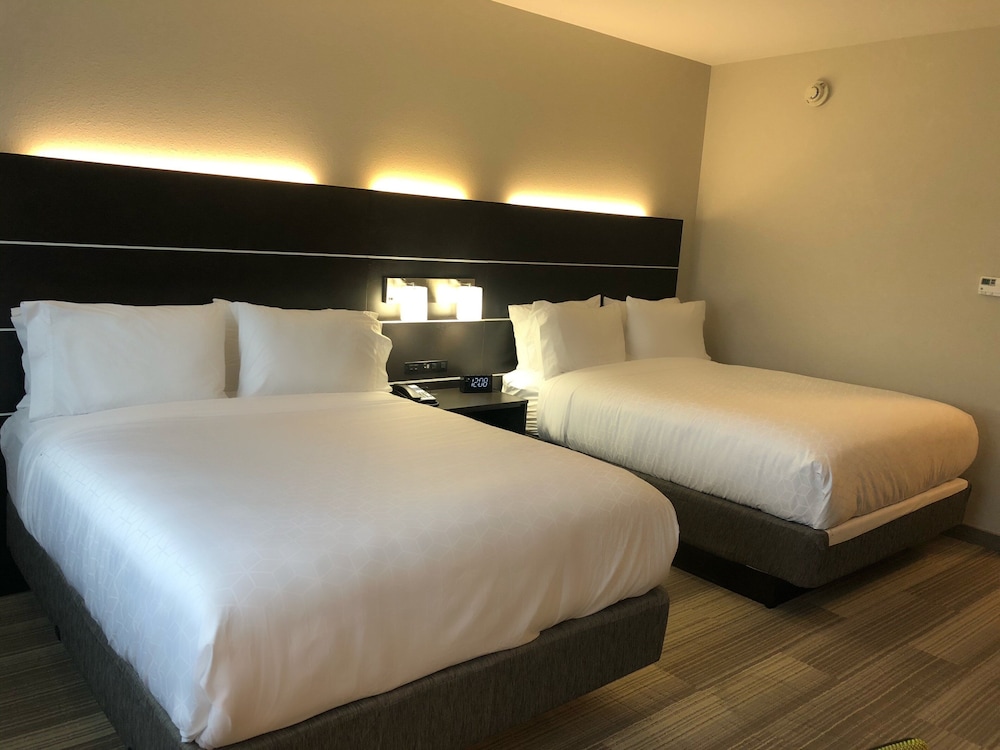 Standard Room, 2 Queen Beds (Walk-In Shower) - Photo 3