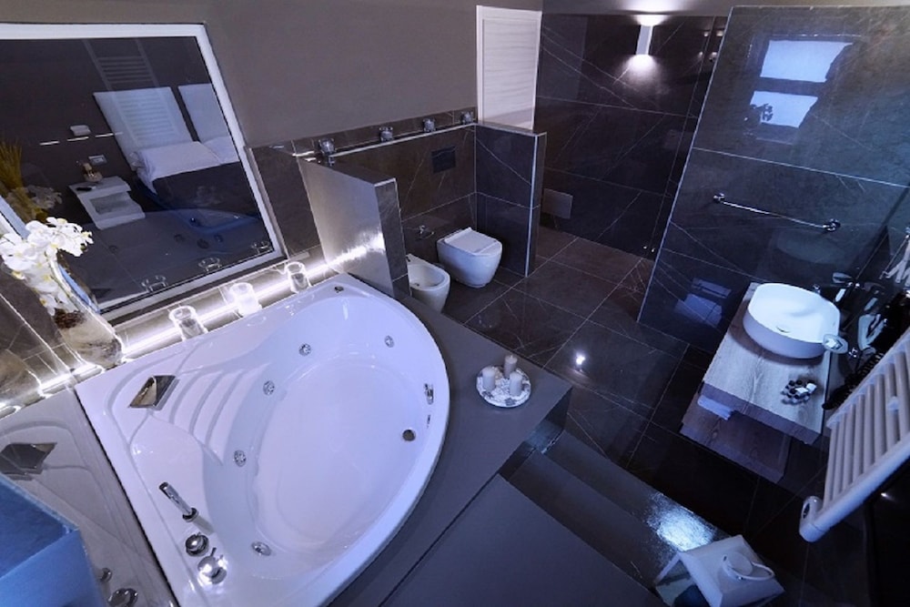 Royal Suite, 1 Queen Bed, Jetted Tub, City View photo 3