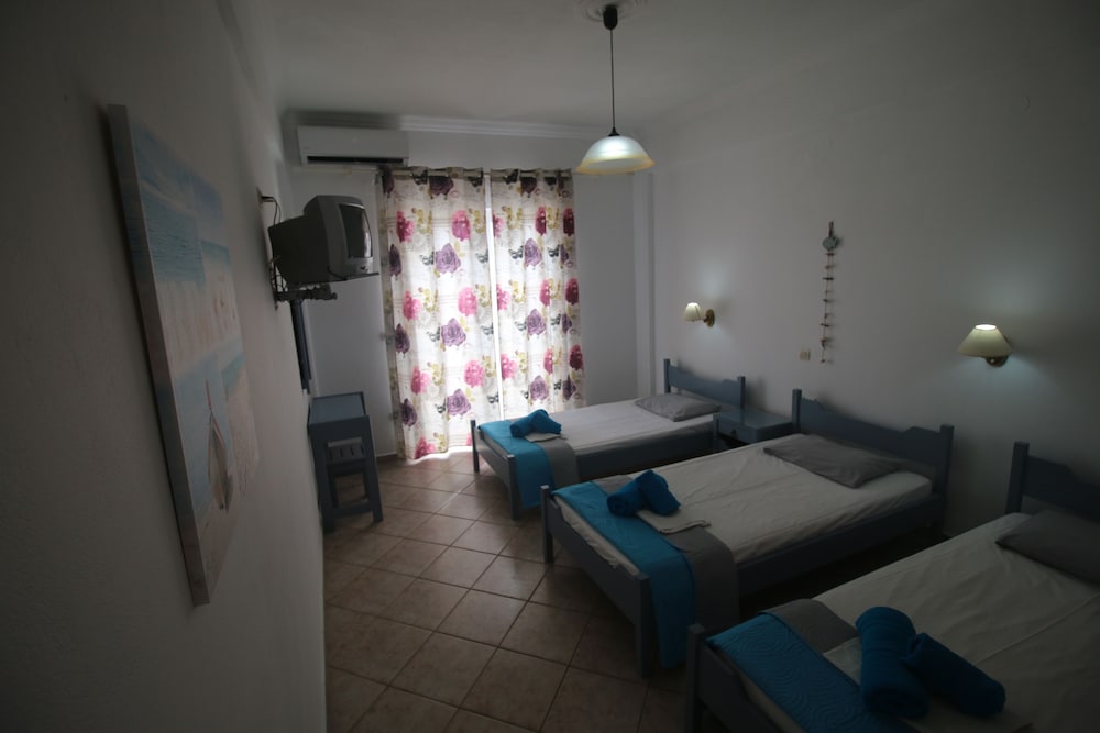 Basic Studio, 3 Twin Beds, Smoking, Sea View