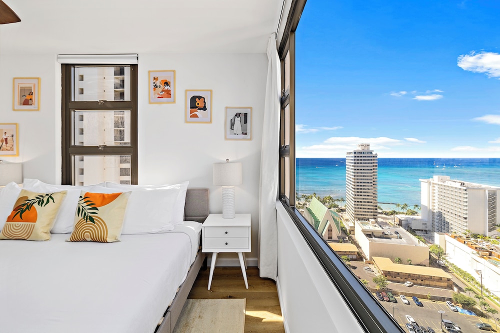 Premium Remodeled Condo with Ocean View and Parking: Premium Suite, 1 King Bed with Sofa bed, Air conditioning, Ocean View (0132) photo