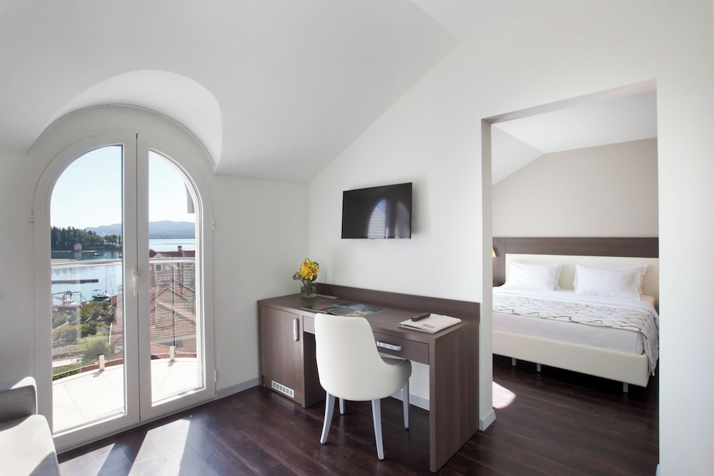 Junior Suite with Side Sea View photo 1