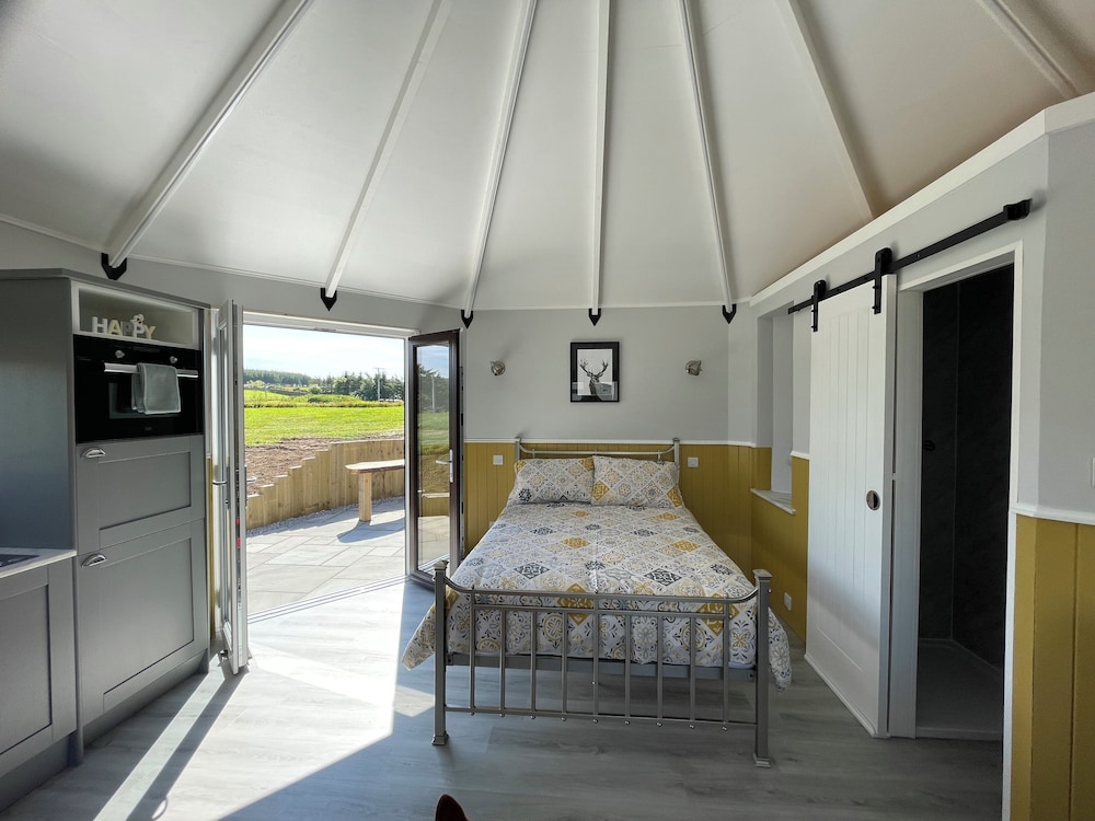Cabin, Ensuite (The Yurt + Hot tub) photo 3
