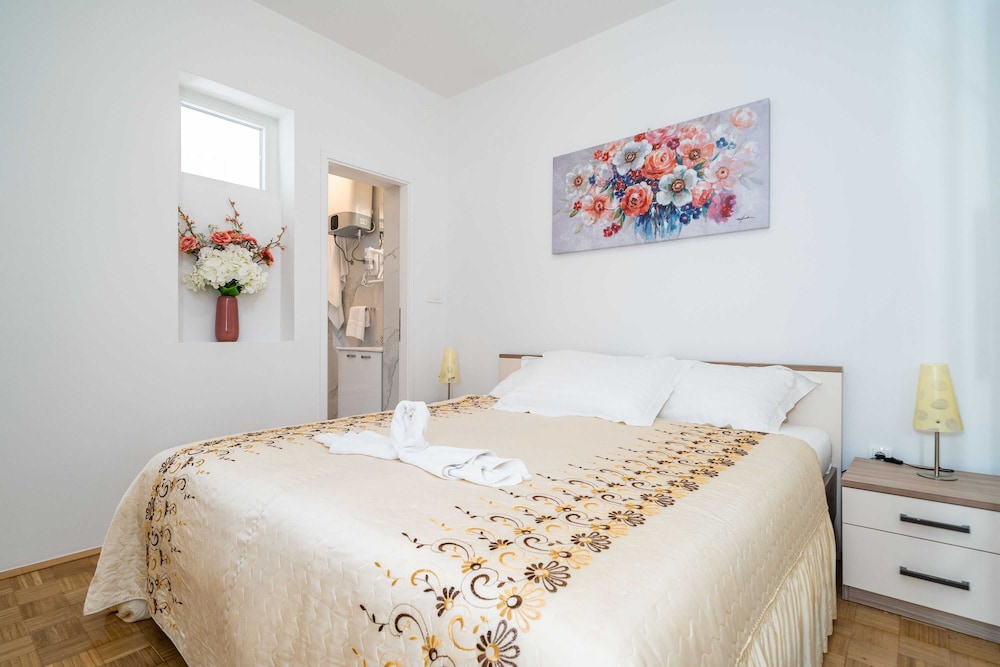 Apartment (One Bedroom Apartment with balcony an)