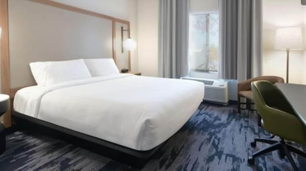 Room, 1 King Bed (Hearing Accessible) - Photo 1