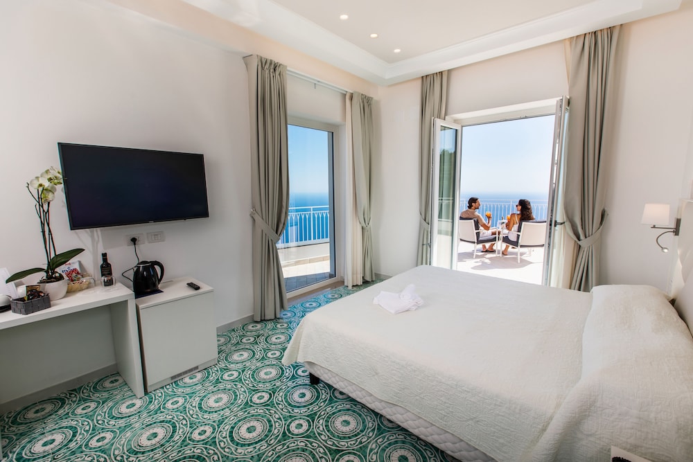 Superior King Room with Spa Bath and Terrace