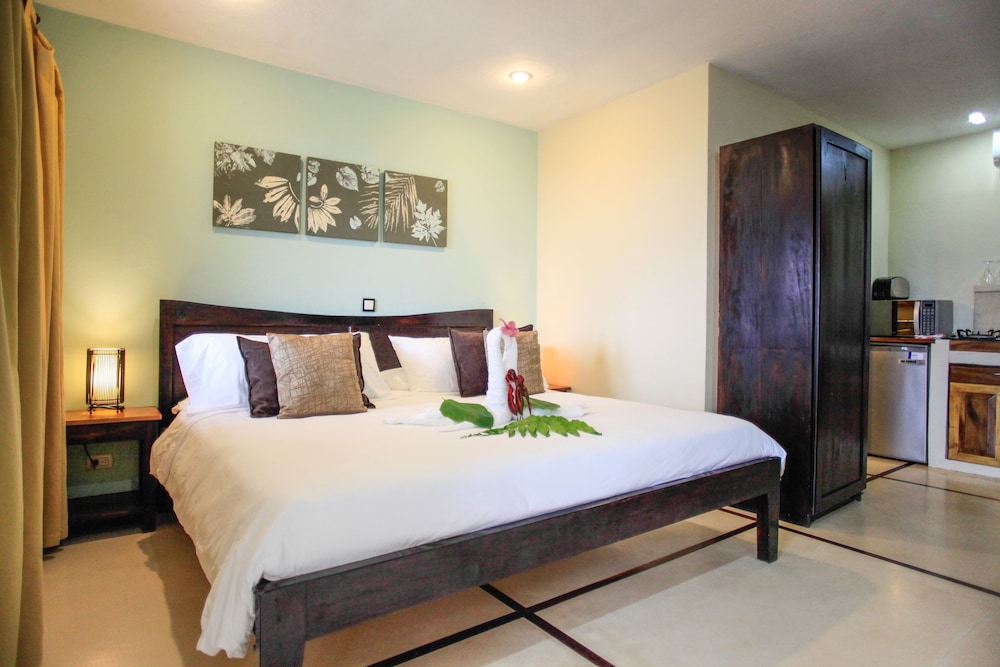 Standard Room, 1 Bedroom, Kitchenette, Pool View