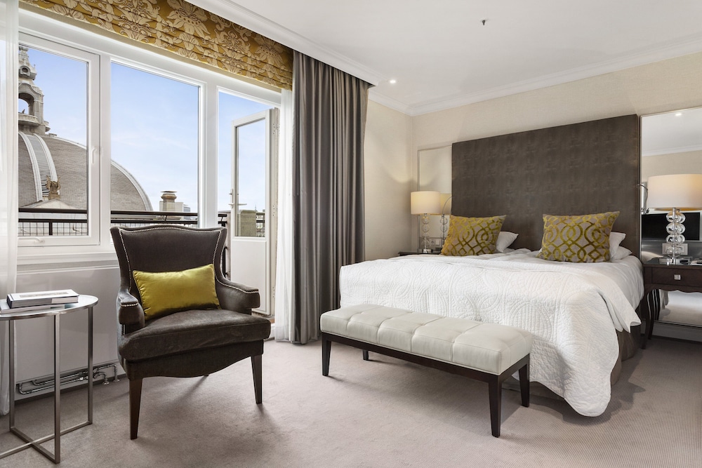Superior Room, 1 King Bed thumbnail 5