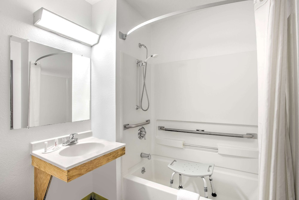Room, 1 Double Bed, Accessible, Non Smoking (Mobility, Bathtub w/Grab Bars) photo 2