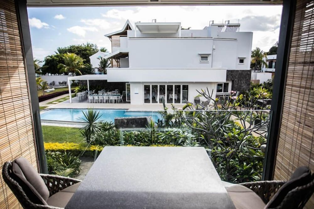 Deluxe Doppelzimmer mit Garten und teilweisem Meerblick