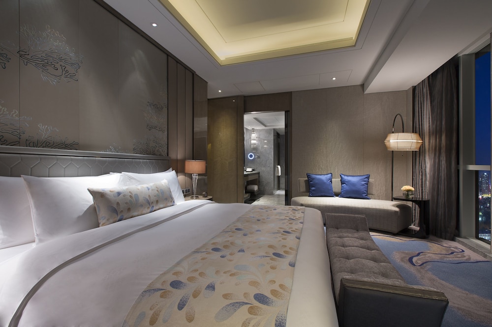 Premium Suite, 1 King Bed, Sea View photo 2