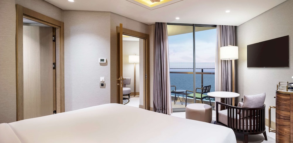 Suite, 1 King Bed, Sea View