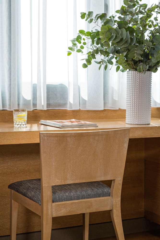 Business Suite - Photo 5