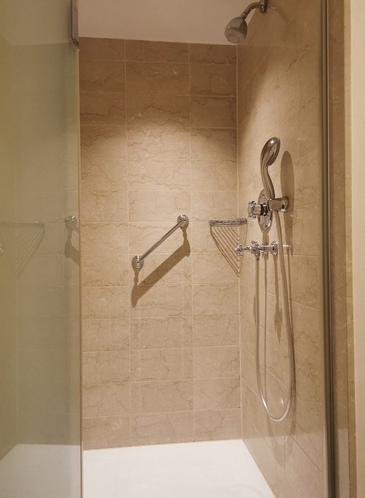 Suite, 1 Bedroom (1 King) thumbnail 5