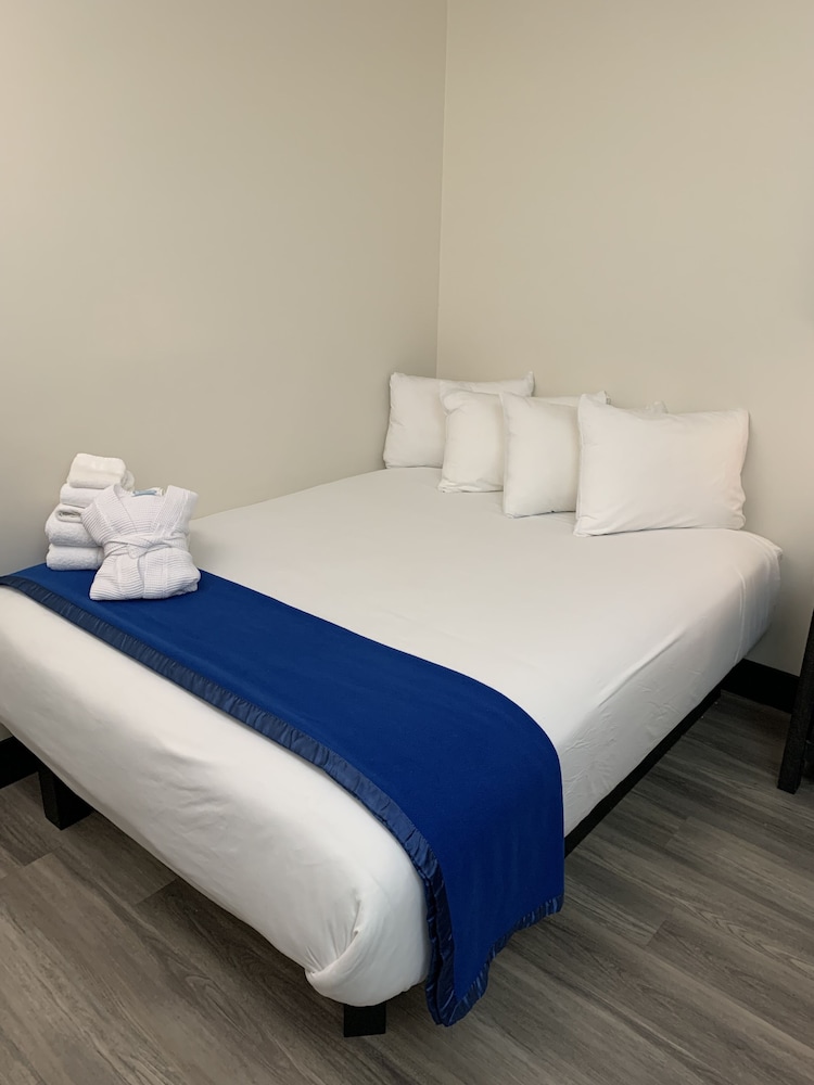Double Room, 2 Queen Beds, Non Smoking, Ground Floor with Shared Bath photo 2