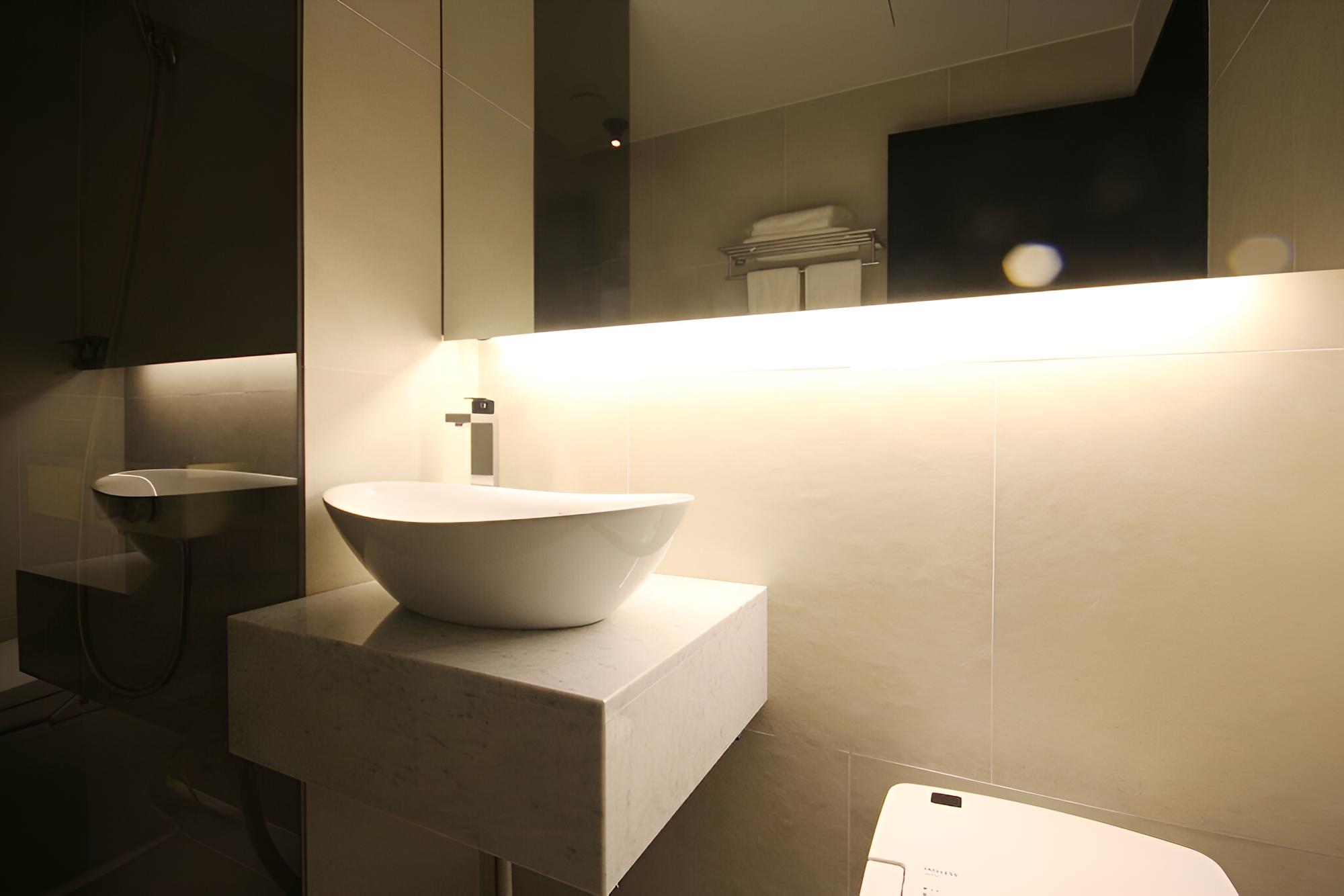 Room (Premium A (OTT King Bed)) - Photo 8