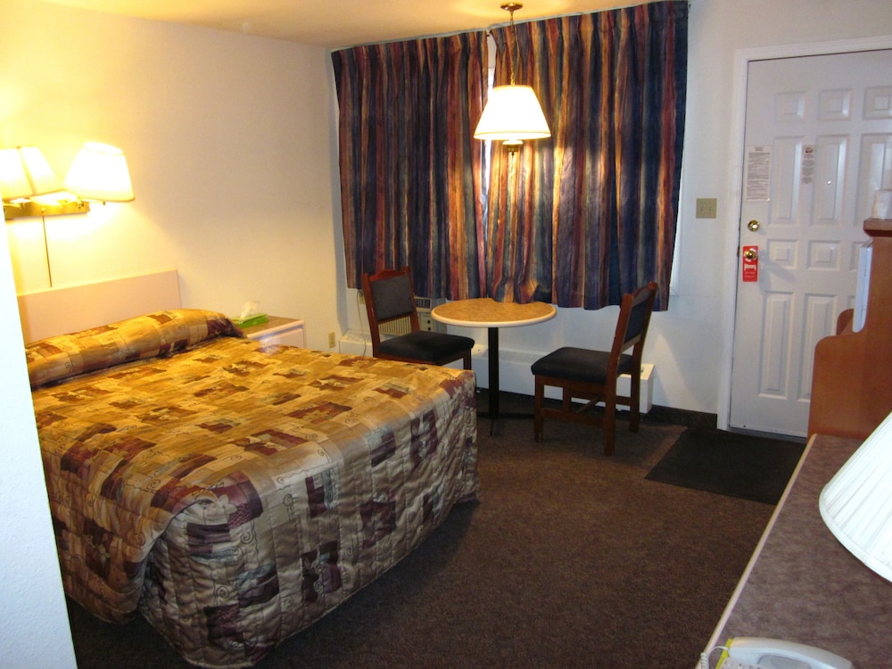 Standard Room, 1 Queen Bed, Smoking, Kitchenette photo 1