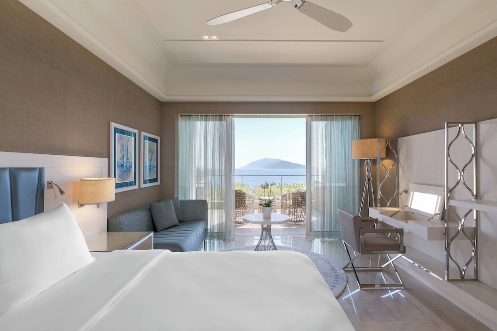 Premier Room, 1 King Bed, Sea View thumbnail 5