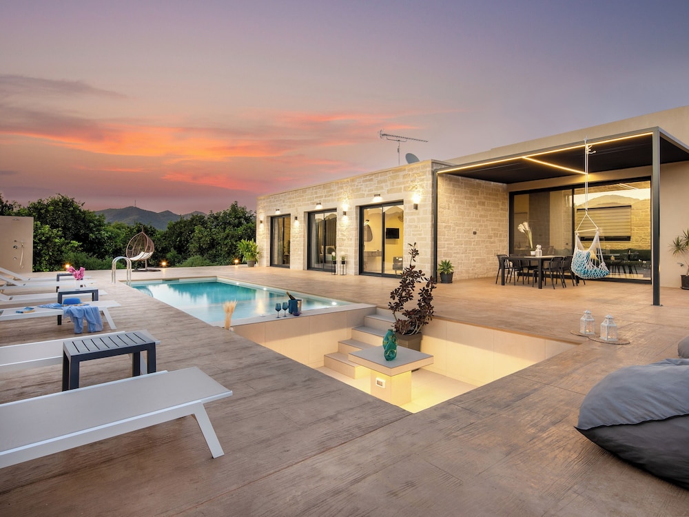 Luxury Villa, Garden View