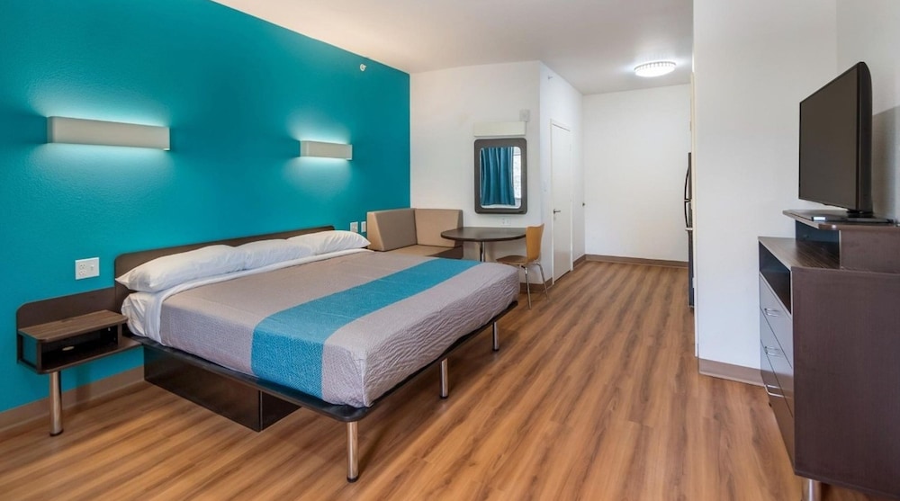 Deluxe Room, 1 King Bed, Smoking - Photo 2