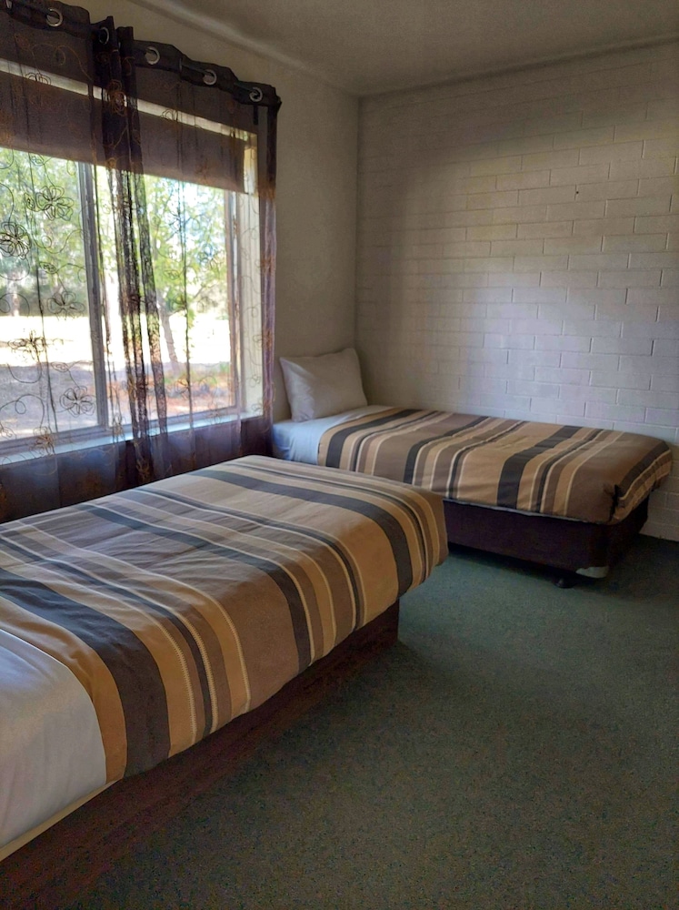 Two Bedroom Unit Queen & Singles photo 2