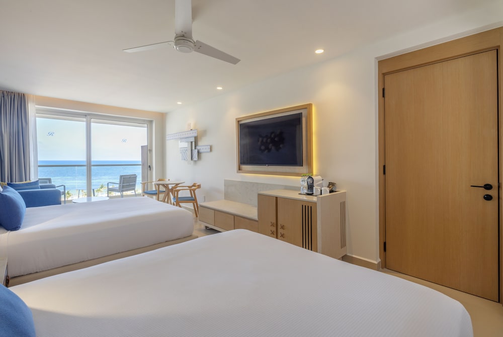 Two Bedroom Luxury Junior Suite Ocean Front Diamond Club - Photo 6