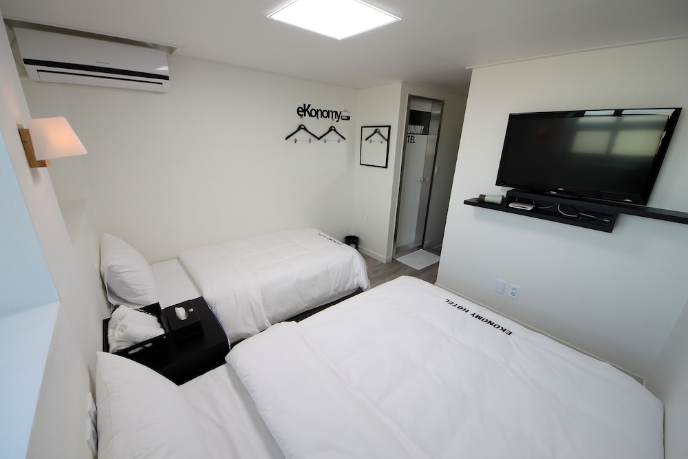 Business Double (Light Breakfast for 2 people, Free Access of Community Room - 1 hour per stay) photo 3