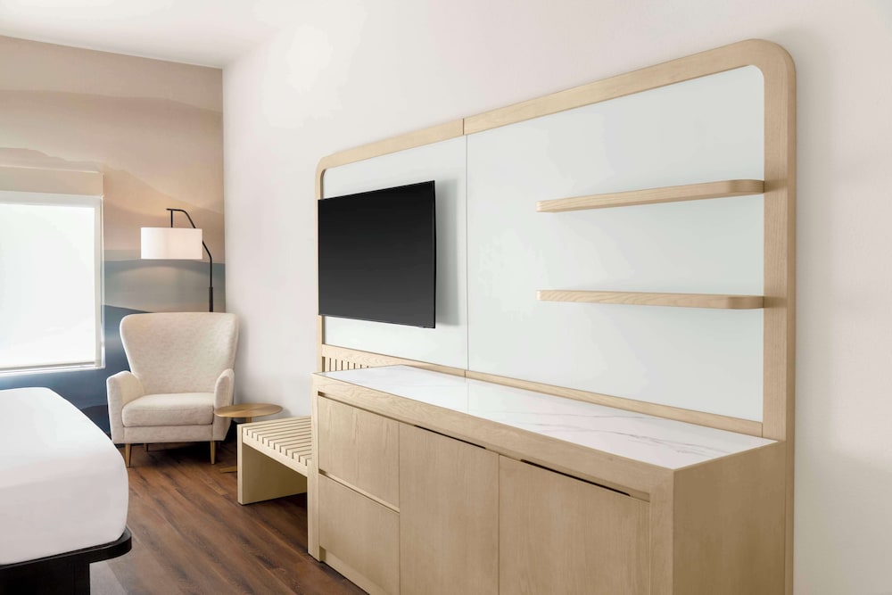 Room, 1 King Bed, Accessible - Photo 1