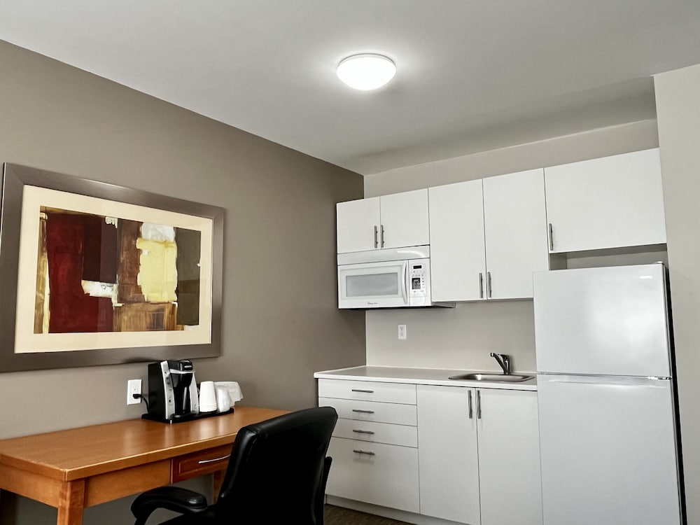 Kitchenette, 1 King Bed photo 3