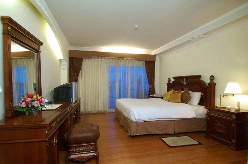 Suite, 1 Bedroom - Photo 2