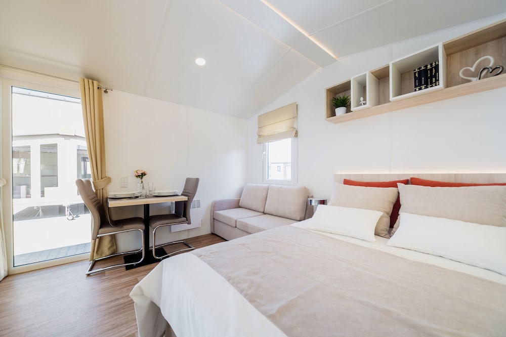 Standard Suite, 1 King Bed photo 2